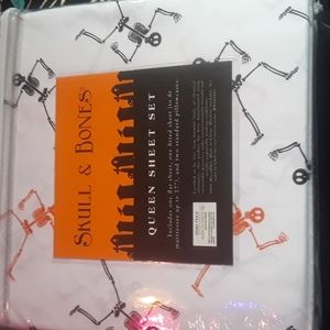 Skull & Bones 4 Piece Skeleton Queen Sheet Set